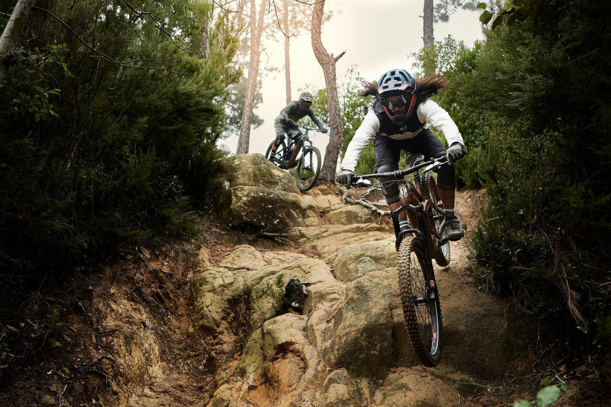 Hjólreiðarmenn á leið niður slóða með hjálma