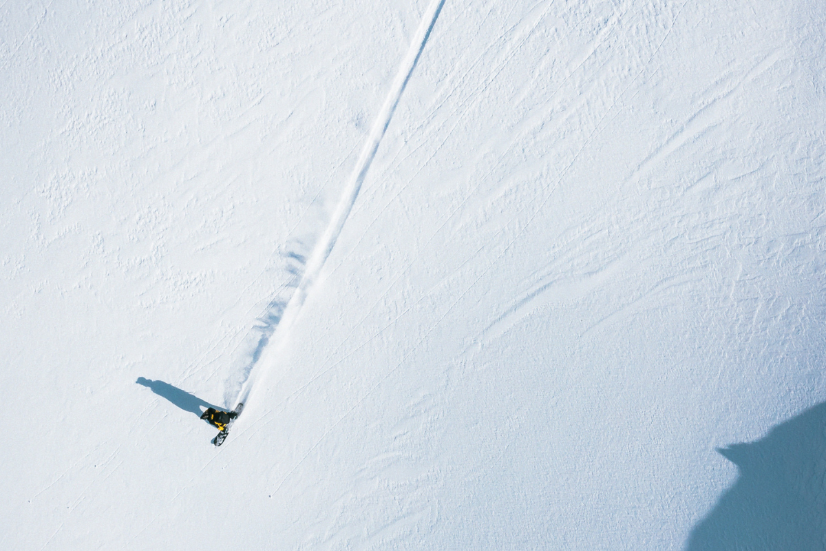 Snjóbretti í fjallendi.